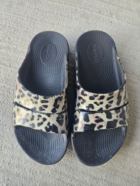 OOFOS Black Footbed with Gold Leopard-Print Strap